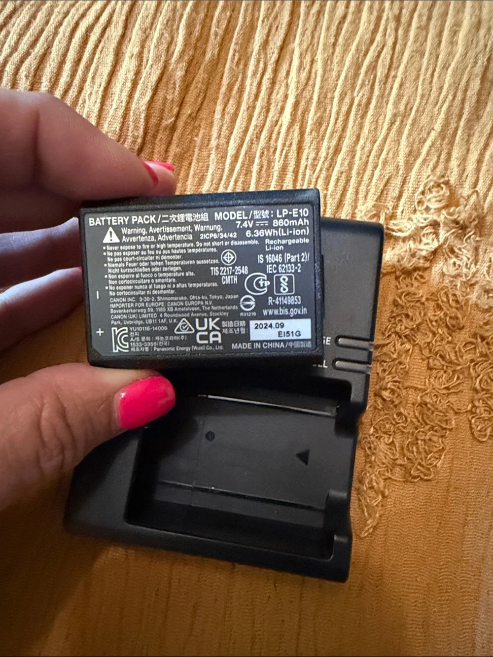 Canon Lightweight LP-E10 Lithium-Ion Battery & Canon LC-E10 Battery Charger